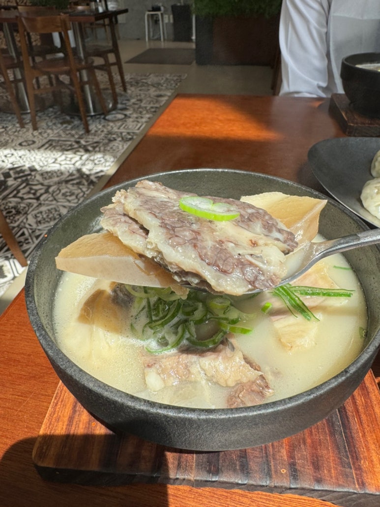 [가로수길 맛집] 곰탕랩 - 신사 임정식 쉐프 미쉐린 빕구르망 곰탕 맛집. 블루리본 서베이 받은 25,000원 시그니처 콜라겐 사골곰탕 후기. 관련 이미지 17