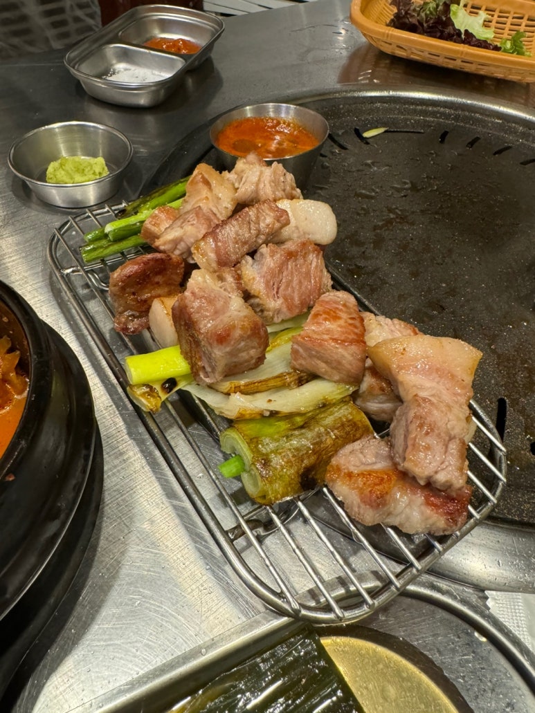 [남영역 맛집] 열정도 고깃집 - 김치찌개 맛있는 삼각지 숙성삼겹살 블루리본서베이 맛집. 모임장소추천. 콘치즈 서비스! 관련 이미지 32