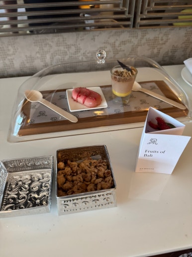 세인트레지스 발리 - 플래티넘 풀빌라 스위트 업그레이드 후기. 신혼여행 호텔 추천. 프라이빗 해변, 라군, 밤공연, 조식, 디너. 관련 이미지 33