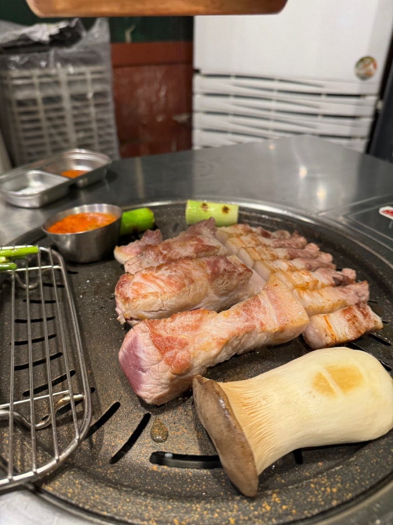 [남영역 맛집] 열정도 고깃집 - 김치찌개 맛있는 삼각지 숙성삼겹살 블루리본서베이 맛집. 모임장소추천. 콘치즈 서비스! 관련 이미지 23