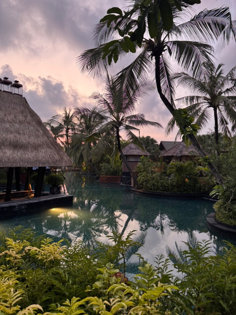 세인트레지스 발리 - 플래티넘 풀빌라 스위트 업그레이드 후기. 신혼여행 호텔 추천. 프라이빗 해변, 라군, 밤공연, 조식, 디너. 관련 이미지 4