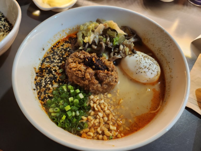 ★★★★☆ [신촌 탄탄면] 정육면체 - 신촌 유일의 미슐랭 맛집. 홍탄, 깨부수면과 유린기.. 시그니처 메뉴를 모두 먹어보다. 관련 이미지 1