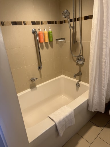 힐튼 하와이안 빌리지 와이키키 비치 리조트의 모든 것. 현아플 포인트숙박, 힐튼 아너스 골드, 룸 업그레이드, 크레딧, 라군, 불꽃놀이 등. 관련 이미지 6