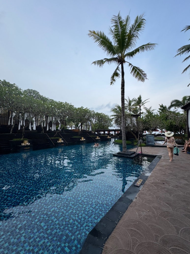 세인트레지스 발리 - 플래티넘 풀빌라 스위트 업그레이드 후기. 신혼여행 호텔 추천. 프라이빗 해변, 라군, 밤공연, 조식, 디너. 관련 이미지 2