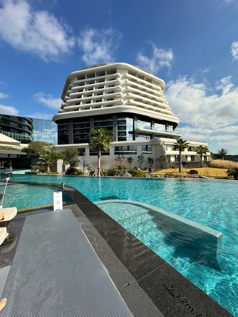 현대카드 호텔위크07 - 파르나스 호텔 제주 디럭스 킹 후기. 콘페티 조식과 중식 비교. 제주 최고의 풀장 인피니티풀 낮과 야경! (1) 관련 이미지 34