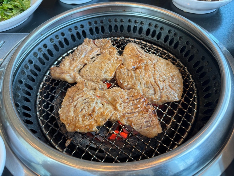 [워커힐 맛집] 천지연 (송도갈비) - 중독되는 양념돼지갈비 최애맛집. 반찬도 맛있어 가족모임 좋은 곳. 명절선물 정보. 관련 이미지 20