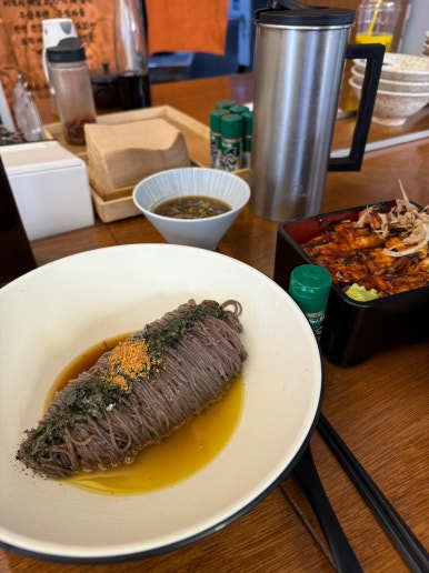 [신촌 맛집] 소바연구소 - 들기름소바, 납작소바, 자연산 빨강장어덮밥. 데이트 맛집으로 추천. 관련 이미지 1