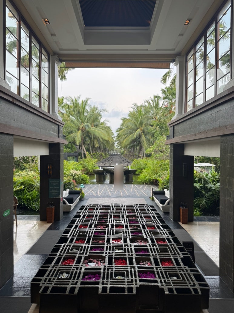 세인트레지스 발리 - 플래티넘 풀빌라 스위트 업그레이드 후기. 신혼여행 호텔 추천. 프라이빗 해변, 라군, 밤공연, 조식, 디너. 관련 이미지 7