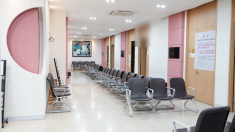 Yeouido Station Dermatology Clinic: Symptoms of Seborrheic Dermatitis and How They Differ from Skin Troubles image 4