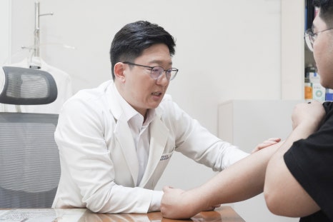 신도림역피부과 아토피 치료, 같은 부위를 계속 긁으면 피부에 어떤 변화가 생길까요? 관련 이미지 6