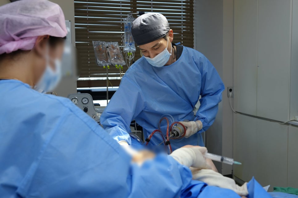Reasons for Unevenness and Adhesions After Thigh Liposuction, and When Revision Surgery Is Needed image 11