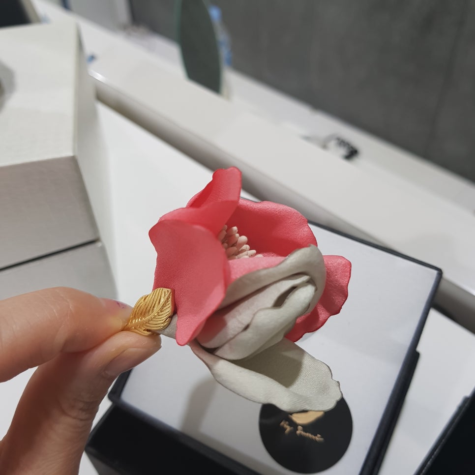 카네이션 부토니에_감각적인 스승의날 & 어버이날 액세서리 관련 이미지 5