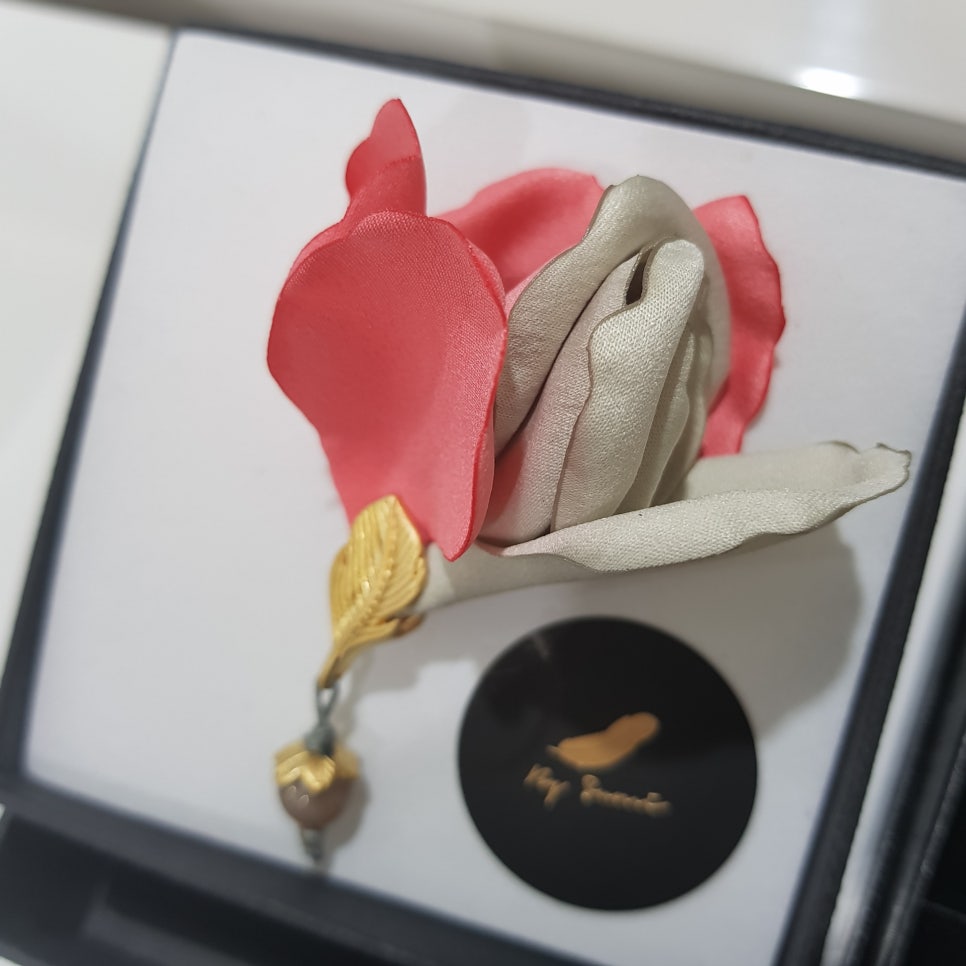 카네이션 부토니에_감각적인 스승의날 & 어버이날 액세서리 관련 이미지 4