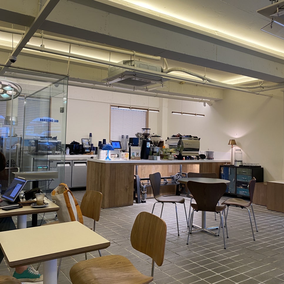 Apgujeong Station Cafe Coffee Writer, Great Atmosphere! image 2