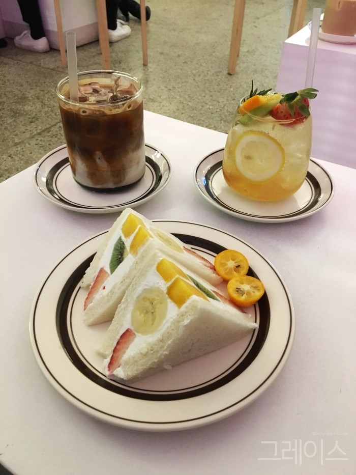 [을지로 카페] 후르츠산도가 유명한 심플하고 몽환적인 분위기의 분카샤♡ 관련 이미지 8