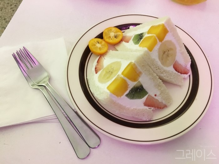 [을지로 카페] 후르츠산도가 유명한 심플하고 몽환적인 분위기의 분카샤♡ 관련 이미지 9