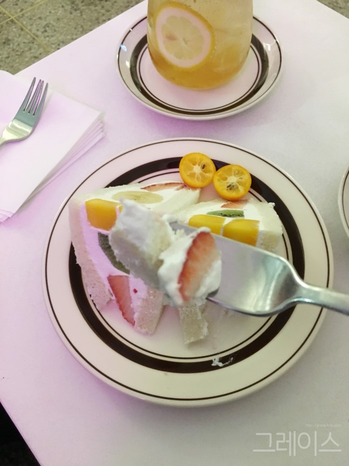 [을지로 카페] 후르츠산도가 유명한 심플하고 몽환적인 분위기의 분카샤♡ 관련 이미지 10