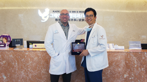 민트리프트 공식 자문의 인증패 수여 & 미국 성형외과 전문의 Dr.Glenn 그레이스성형외과 방문 관련 이미지 1