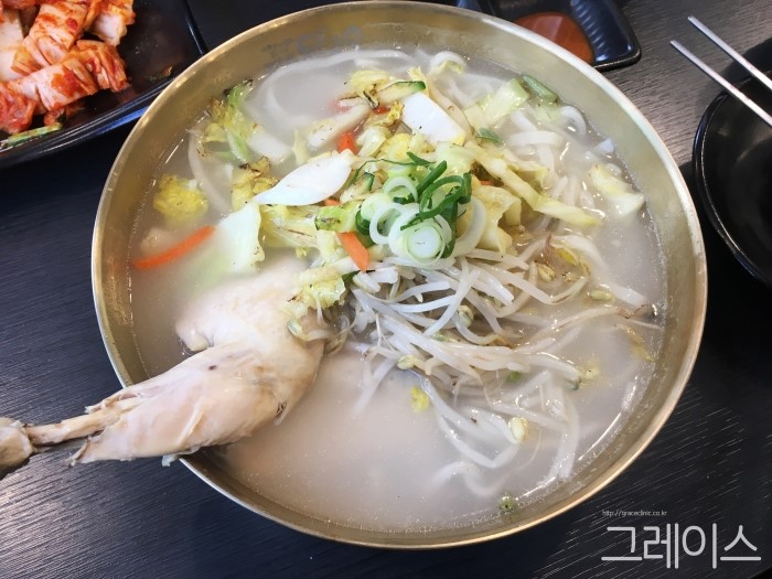 [가로수길 맛집] 닭반마리가 통째로! 파주닭국수 존맛♡ 관련 이미지 5