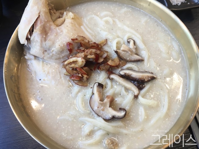 [가로수길 맛집] 닭반마리가 통째로! 파주닭국수 존맛♡ 관련 이미지 6