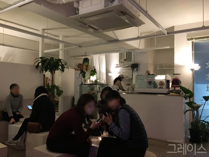 [을지로 카페] 후르츠산도가 유명한 심플하고 몽환적인 분위기의 분카샤♡ 관련 이미지 5