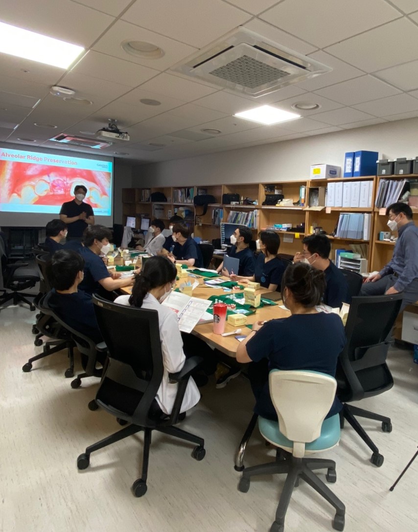 [현장기록] 정재욱 원장님, 신촌세브란스 치과대학병원 강의 및 실습지도 관련 이미지 1