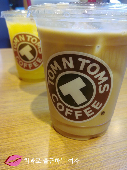 오랜만에 동교동 탐앤탐스에서 수다 :D 관련 이미지 2