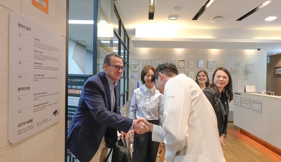 인비절라인 유럽과 태평양 지역 전문가들의 특별한 수서점 방문기 관련 이미지 1