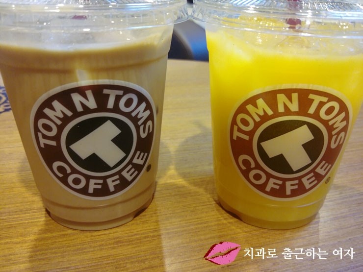 오랜만에 동교동 탐앤탐스에서 수다 :D 관련 이미지 1