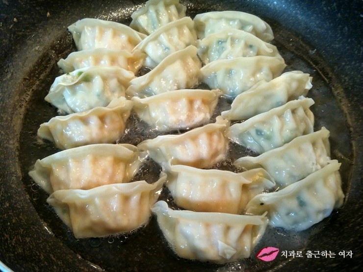 집밥 백선생 군만두 튀기는 방법, 촉촉함과 바삭함의 조화 &hearts; 관련 이미지 2