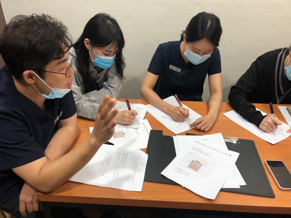 연세굿데이치과 기공세미나 PART 2. shade taking 관련 이미지 1