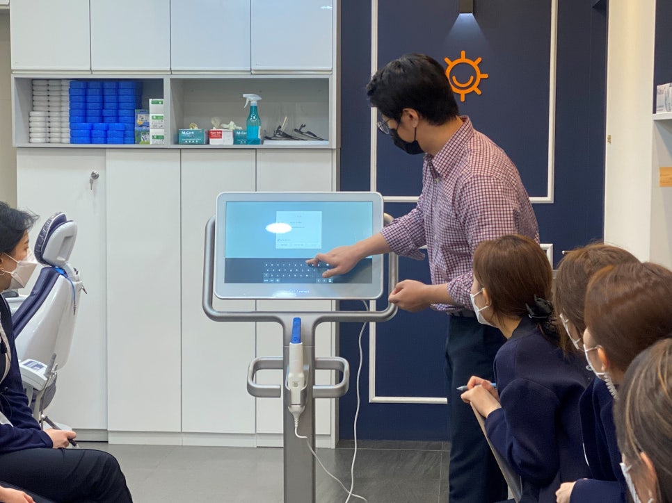 아이테로(iTero) 구강스캐너로 교정전후 시뮬레이션 결과를 확인하실 수 있습니다. 관련 이미지 7