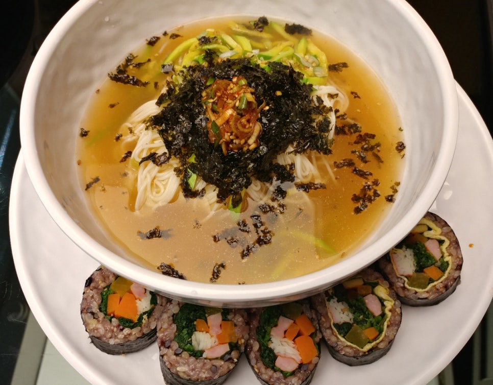 오늘의 점심 :) 따뜻한 가락국수 + 직접 싼 김밥 &hearts; 관련 이미지 5