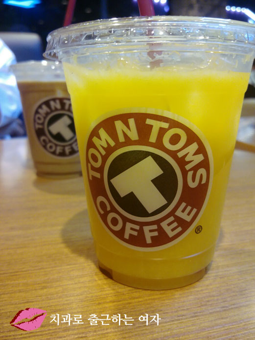 오랜만에 동교동 탐앤탐스에서 수다 :D 관련 이미지 3