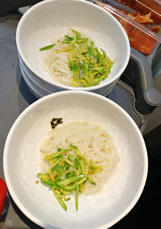 오늘의 점심 :) 따뜻한 가락국수 + 직접 싼 김밥 &hearts; 관련 이미지 2