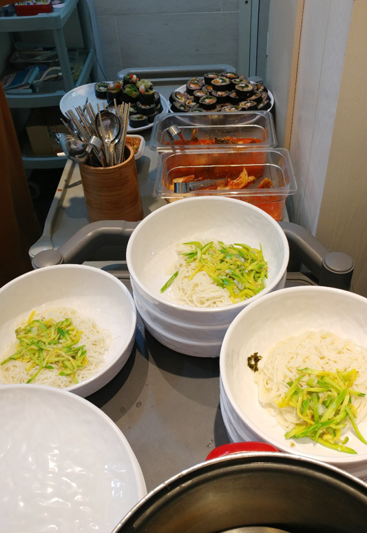 오늘의 점심 :) 따뜻한 가락국수 + 직접 싼 김밥 &hearts; 관련 이미지 1