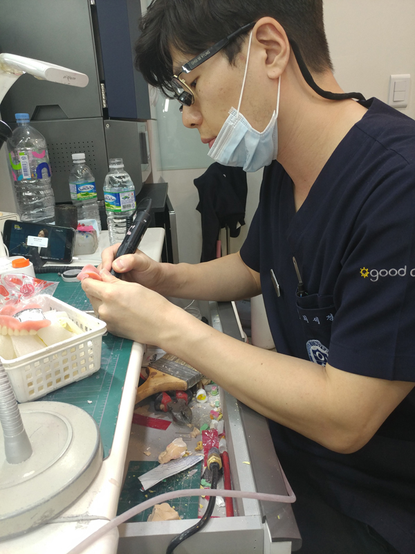 연세굿데이치과 자체 기공소를 운영하면 좋은 점은 무엇일까요? 관련 이미지 4