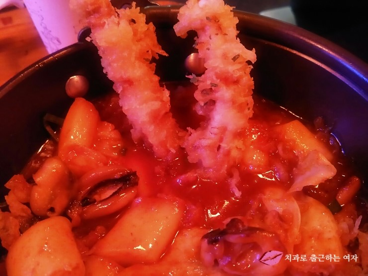 홍대 즉석떡볶이 <바로튀김>의 해물떡볶이+통통오징어튀김 냠냠 ♬ 관련 이미지 22