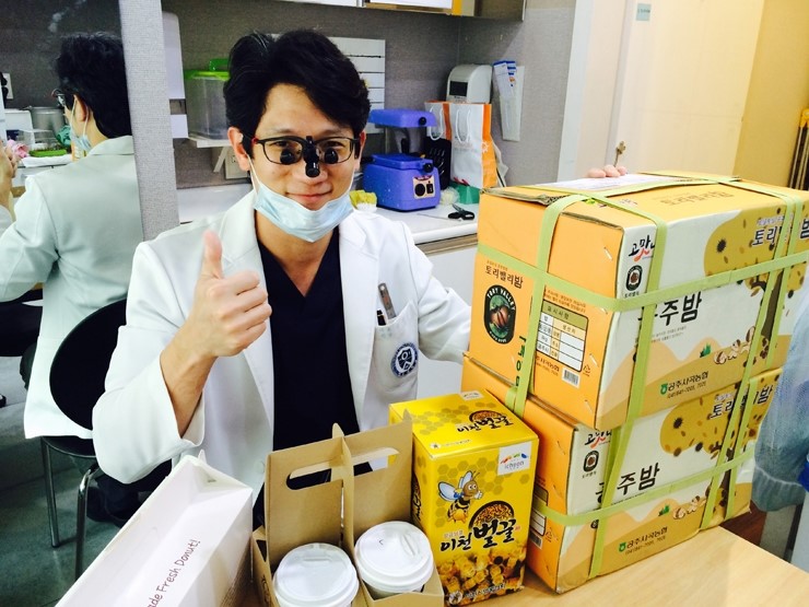 정재욱 원장님, 선물 감사 인증샷 ♬ 관련 이미지 1