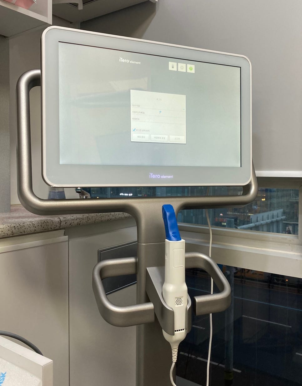 아이테로(iTero) 구강스캐너로 교정전후 시뮬레이션 결과를 확인하실 수 있습니다. 관련 이미지 1