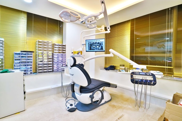 Implants, Choosing the Right Dental Clinic Is Important! image 3