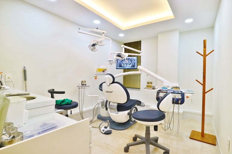 Seok Plant Dental Hospital Website image 2