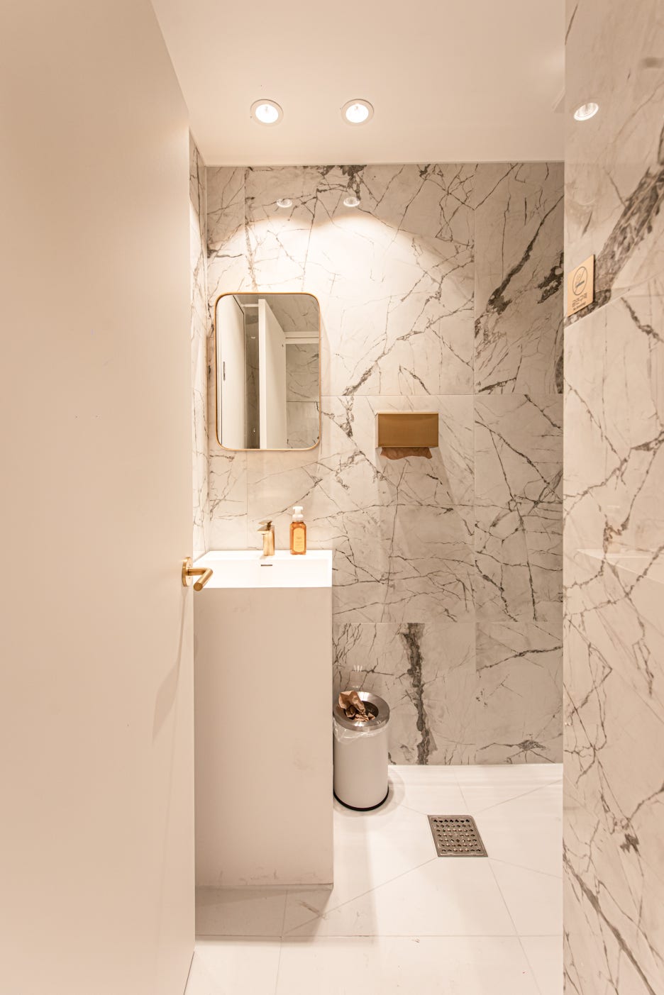 눈밑지방제거수술비용 보다 더 고려해야 할 사항은? 관련 이미지 2