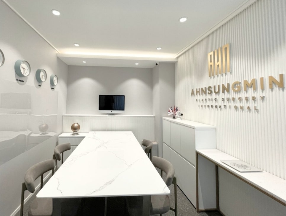 20대 남자 눈매교정 수술 직후 눈동자 노출 변화 관련 이미지 1