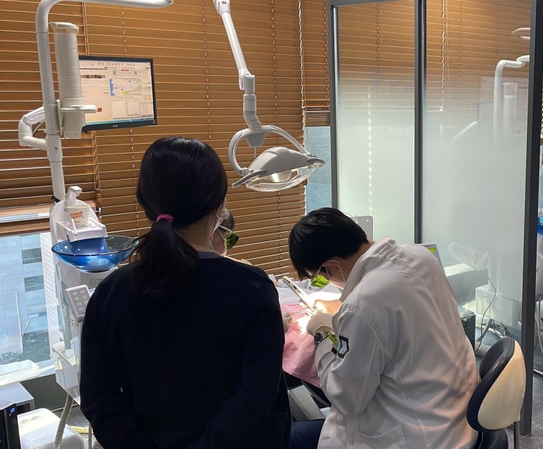 뻐드렁니, 교정없이 라미네이트로 치료할 수 있다? 가능합니다! 관련 이미지 1