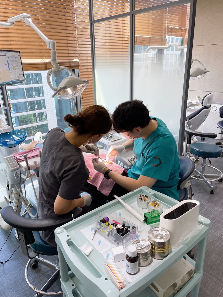 덧니교정만 된다? 라미네이트로도 덧니 치료 가능합니다. 관련 이미지 1