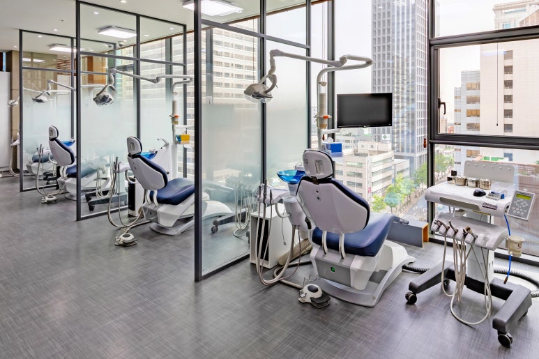 캐나다, 프랑스 등 비행기 타고 환자들이 오는 이유? - 디데이치과 김무진, 오태훈 대표원장 진료 철학 관련 이미지 10