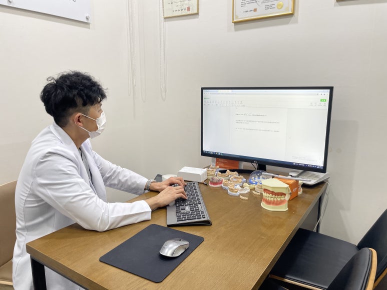 20대임플란트, 겁내지 마세요. 젊을수록 빠르게 회복 가능합니다. 관련 이미지 1