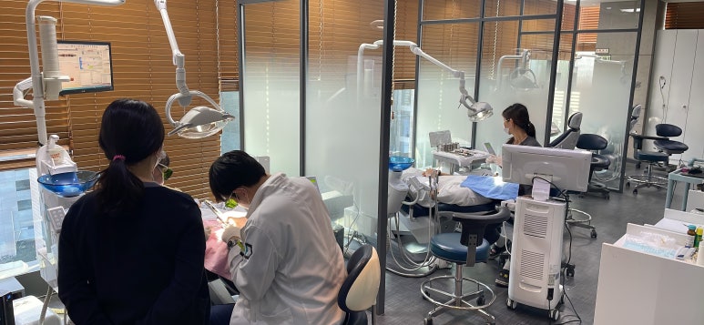 앞니브릿지, 오래된 브릿지교체하신 치료사례와 비용공개합니다. 관련 이미지 1