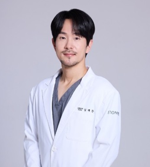 [News] Director Kim Jae-gon Learns from Professor Rei Ogawa, a World-Renowned Authority in Scar Management! image 1